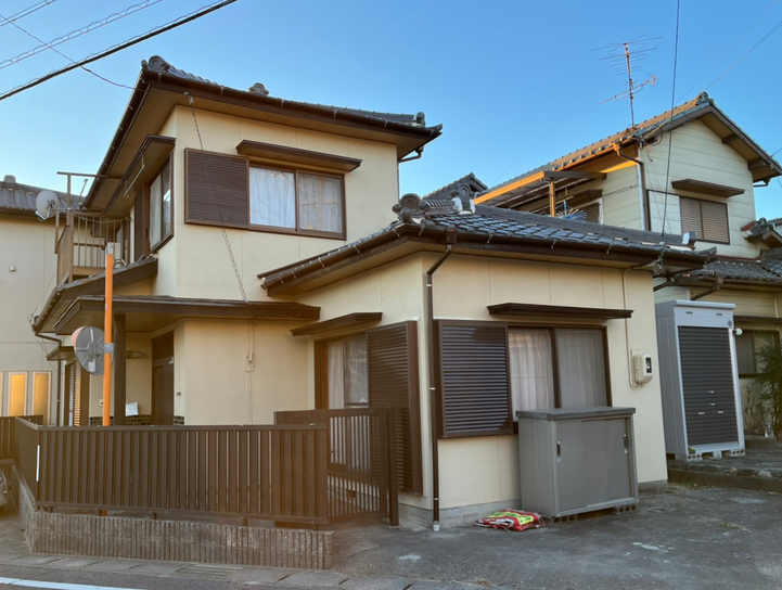 画像：愛知県　豊田市　外壁塗装　雨樋改修　屋根漆喰　軒天上張り　温水器撤去工事