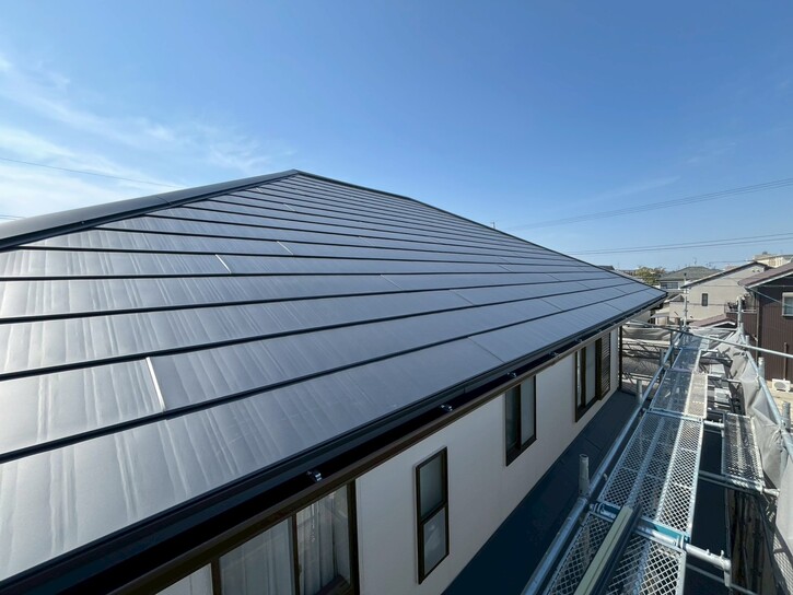 画像：屋根上貼り・外壁塗装工事（営業担当：菅原）