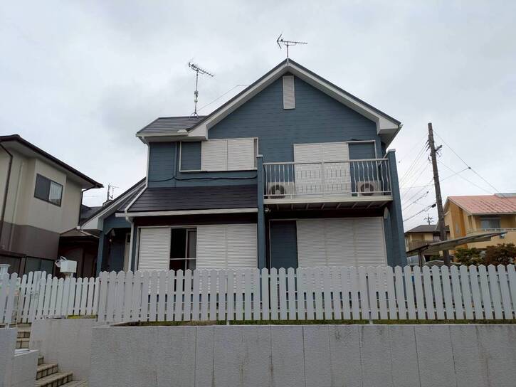 画像：外壁塗装・屋根上貼り工事（営業担当：伊藤）